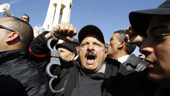 ¨ Tunisian police officers and security personnel chant slogans during a demonstration in Tunis January 31, 2013. Thousands of policemen protested outside the Tunisian prime minister's office on Thursday demanding better pay, equipment and protection, as the birthplace of the Arab Spring faces a growing security threat from radical Islamists. REUTERS/Zoubeir Souissi (TUNISIA - Tags: BUSINESS EMPLOYMENT POLITICS CIVIL UNREST CRIME LAW) Published: Led. 31, 2013, 3:19 odp.