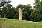 Ludéřov na Olomoucku. Novodobý kamenný "menhir" severozápadně od obce na zelené turistické značce postavili na konci 90. let 20. století fanoušci keltské kultury.