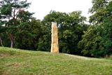 Ludéřov na Olomoucku. Novodobý kamenný "menhir" severozápadně od obce na zelené turistické značce postavili na konci 90. let 20. století fanoušci keltské kultury.
