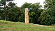 Ludéřov na Olomoucku. Novodobý kamenný "menhir" severozápadně od obce na zelené turistické značce postavili na konci 90. let 20. století fanoušci keltské kultury.