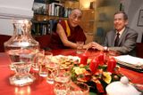 Dalajlama s Havlem asi hodinu diskutovali o situaci v Tibetu a jednáních s Čínou i o tom, jak mezinárodní společenství může napomoci pozitivnímu vývoji v Tibetu. "Chce to trpělivost, vytrvalost, ale zároveň určitou bdělost, protože se tam dějí určité věci, které jsou nezvratné, jako například transfery čínského obyvatelstva do Tibetu," uvedl k tomu Havel na setkání s novináři.