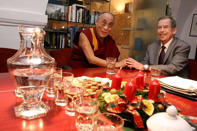 Dalajlama s Havlem asi hodinu diskutovali o situaci v Tibetu a jednáních s Čínou i o tom, jak mezinárodní společenství může napomoci pozitivnímu vývoji v Tibetu. "Chce to trpělivost, vytrvalost, ale zároveň určitou bdělost, protože se tam dějí určité věci, které jsou nezvratné, jako například transfery čínského obyvatelstva do Tibetu," uvedl k tomu Havel na setkání s novináři.