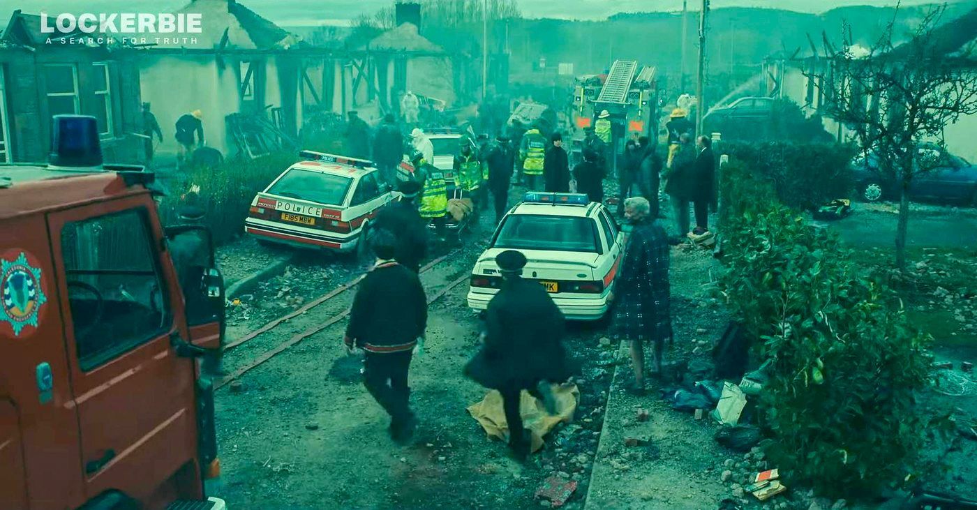 Záběr z minisérie Lockerbie: A Search for Truth (2025), která rekonstruuje následky bombového útoku na let Pan Am 103 v prosinci 1988 nad Lockerbie, Skotsko.