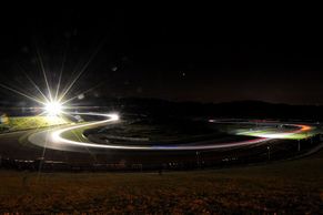 Epilog - šest hodin automobilového závodění, světla a tmy