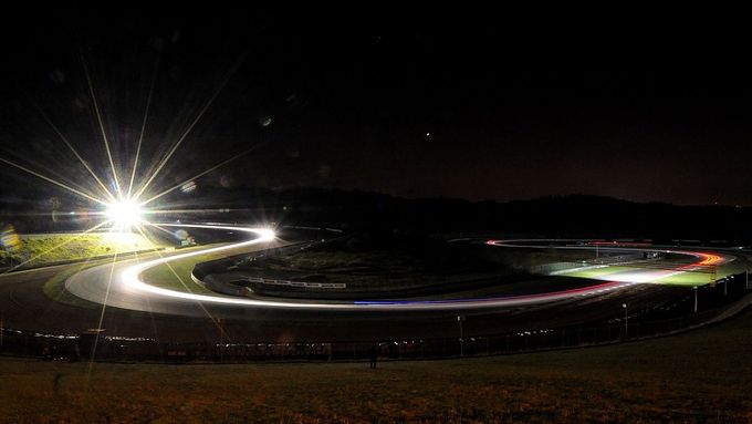 Epilog - šest hodin automobilového závodění, světla a tmy