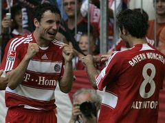 Mark van Bommel (vlevo) a Hamit Altintop z Bayernu Mnichov slaví Bommelův gól ve třetím kole Bundesligy proti Hannoveru.