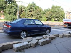 Jedno z aut, které by se do Strašnic za rok a půl již nedostalo: Dieselový Seat Toledo s mimopražskou registrační značkou.