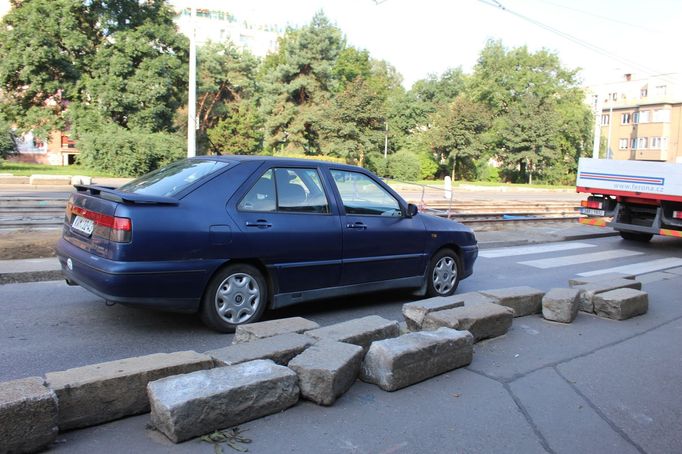 Jedno z mála aut, které by se do Strašnic za rok a půl již nedostalo: Dieselový Seat Toledo s mimopražskou registrační značkou.