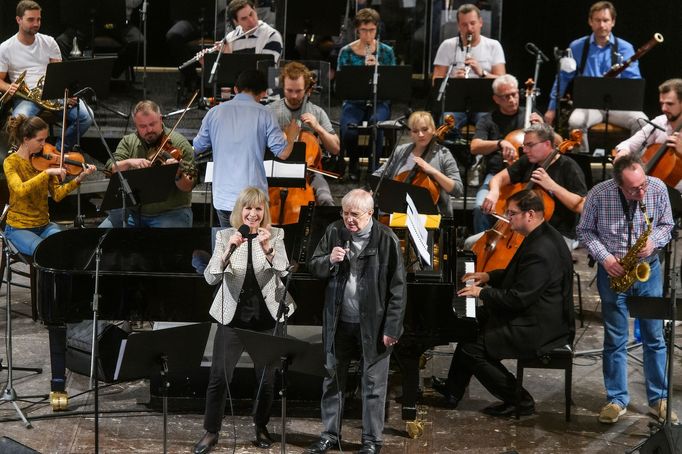 Na snímku ze zkoušky jsou v popředí Jitka Molavcová a Jiří Suchý.