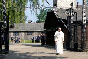 Foto: Papež František navštívil koncentrační tábor Osvětim, pomodlil se v cele smrti