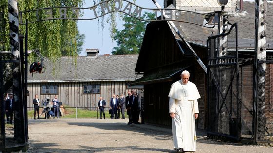 Foto: Papež František navštívil koncentrační tábor Osvětim, pomodlil se v cele smrti