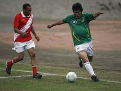 Útok zleva. Již tradičně ho vede Chávez (v zeleném dresu).