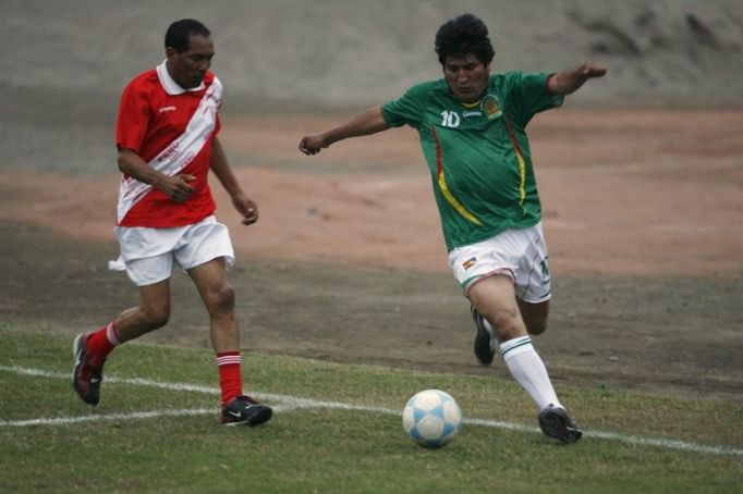 Bolivia's President Evo Morales (R) controls the ball during an exhibition soccer match between his team and veteran Peruvian players at a university in Lima May 15, 2008. Morales is in Lima to attend the European Union-Latin America and Caribbean Summit (EU-Latam) this weekend. REUTERS/Mariana Bazo (PERU)