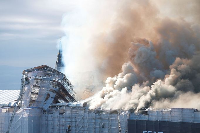 Kouř vycházející z budovy burzy v Kodani