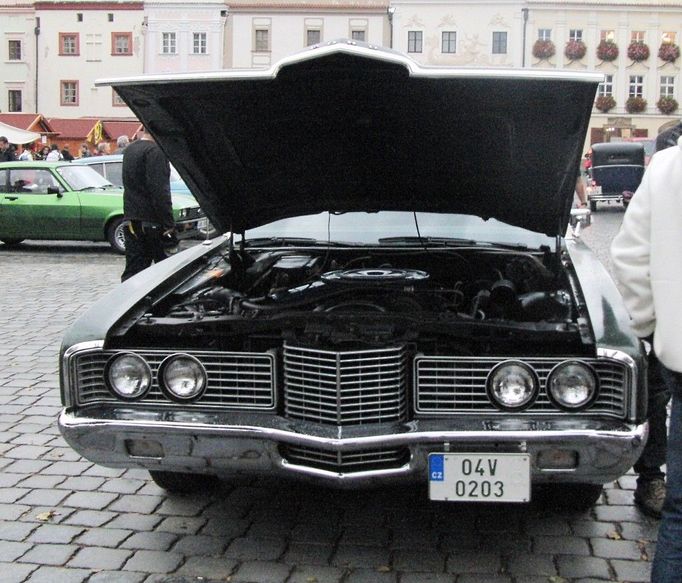 Ford Galaxie 500. Vůz vyráběný v letech 1959-1974 automobilkou Ford Motor Company. Jeho název ovlivnily tehdejší žhavé "vesmírné závody" mezi USA a SSSR o nadvládu nad objevováním vesmíru.