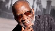 19. 10. AHMAD JAMAL. 19. října bude Dvořákova síň Rudolfina patřit Ahmadu Jamalovi, který ani po osmdesátce nepřestává hýřit aktivitou a inspirovat celé generace hudebníků. V jeho hudbě se zrcadlí sedm desítek let jazzové historie, od swingu přes bebop až po elektronický či moderní jazz. Smíchal z nich svůj vlastní jedinečný a originální styl, jemuž i ve svých 84 letech vládne svěžím a nápaditým zvukem a obdivuhodným nadhledem. Do Prahy přijíždí s programem Saturday Morning za doprovodu kontrabasisty Jamese Cammacka, bubeníka Herlina Rileyho a perkusisty Manolo Badrena.