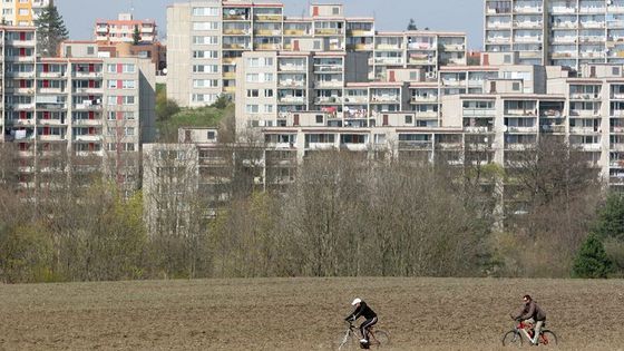 Praha plná rumišť? Městské části mají vize, co s nimi