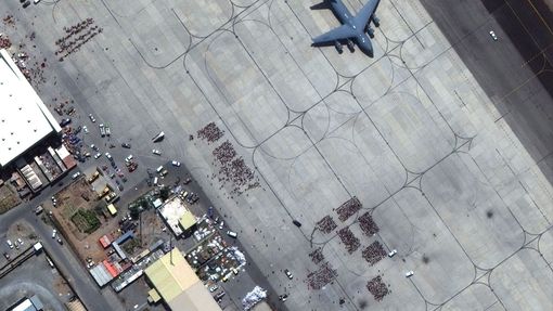 Satelitní snímky zachycují davy lidí u kábulského letiště.
