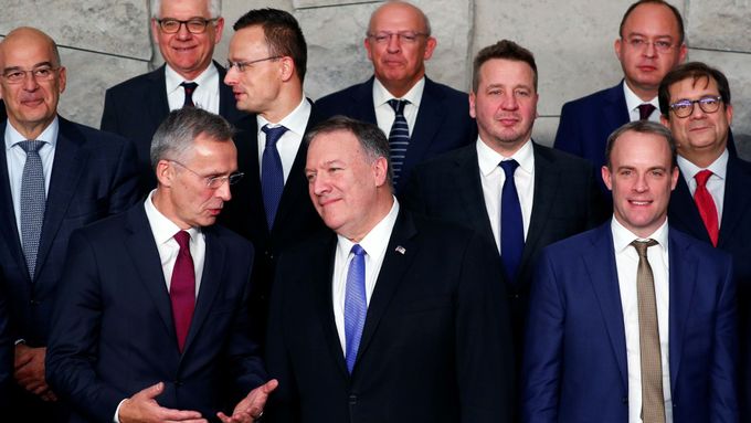 Setkání ministrů států NATO v Bruselu. V první řadě stojí generální tajemník aliance Jens Stoltenberg, ministr zahraničí Spojených států Mike Pompeo a britský ministr Dominic Raab
