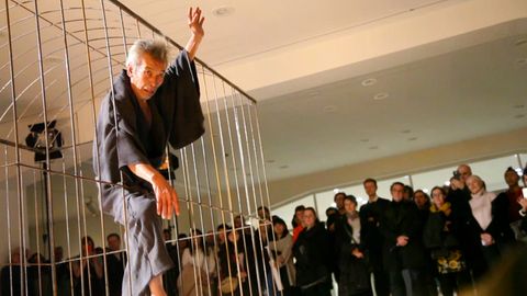 V pražském Veletržním paláci tančí Japonec Tanaka. Škubavými pohyby obchází klec