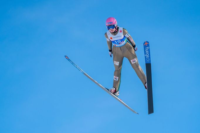 Dvacetiletá Zdeňka Pešatová skákala na MS v Rakousku po nepříjemném pádu.