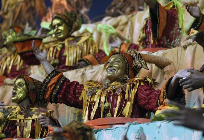 Revellers of the Unidos da Tijuca samba school participate in the annual carnival parade at Rio de Janeiro's Sambadrome, February 10, 2013. REUTERS/Pilar Olivares (BRAZIL - Tags - Tags: SOCIETY) Published: Úno. 11, 2013, 4:46 dop.