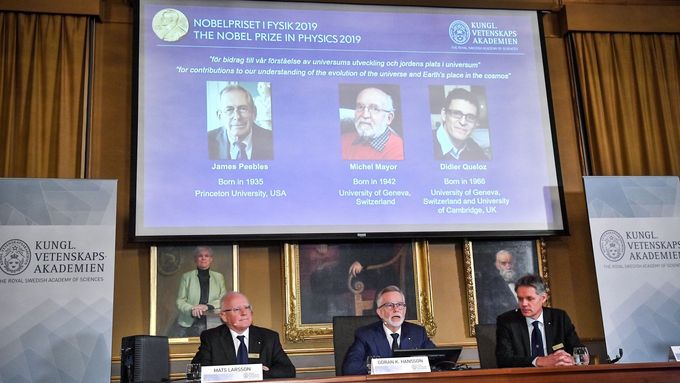 Oznámení Nobelovy ceny za fyziku za rok 2019.