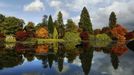 Changing autumn leaves are reflected in a pond in Sheffield Park Gardens near Haywards Heath in southern England October 17, 2012. REUTERS/Luke MacGregor (ENVIRONMENT) Published: Říj. 17, 2012, 3:19 odp.