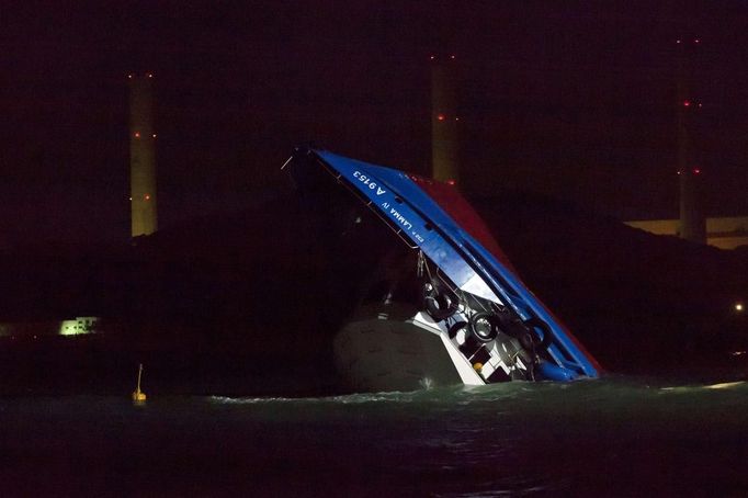 Rescuers approach a partially-submerged boat after two vessels collided in Hong Kong October 1, 2012. A major rescue is underway in the waters near Yung Shue Wan on Hong Kong's Lamma island following a collision involving two vessels in the evening, government radio reported on Monday. Police say there were about 100 people onboard both vessels, with many of them in the water. The government says 101 people have been rescued so far with at least 25 hospitalised. REUTERS/Tyrone Siu (CHINA - Tags: DISASTER TRANSPORT) Published: Říj. 1, 2012, 6:19 odp.