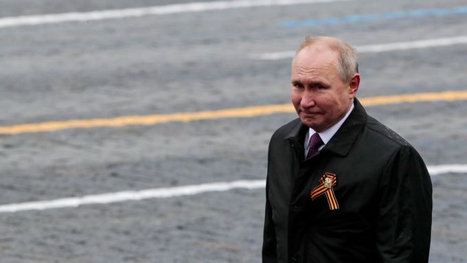 Šéf britských špionů: Rusové odmítají na Ukrajině plnit rozkaz, poradci se bojí Putinovi říct pravdu.