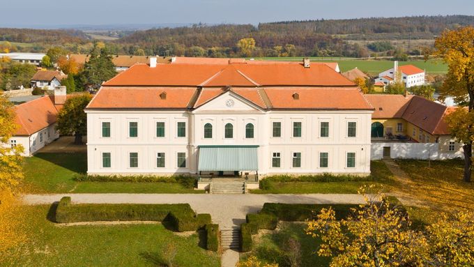 Život na zámku. Podnikatel prodává barokní areál v Dukovanech, má 16 pokojů pro hosty