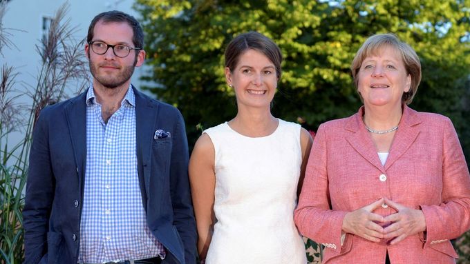 Julian Reichelt (zcela vlevo) s někdejší spolušéfredaktorkou Bildu (uprostřed) a kancléřkou Angelou Merkelovou.