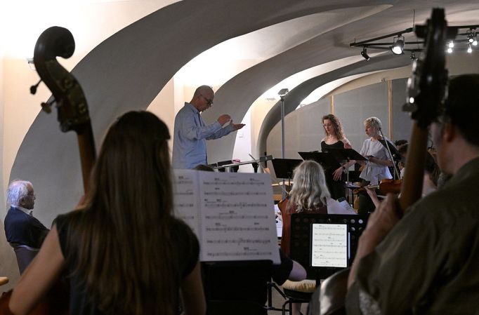 Snímek z pražské zkoušky opery Trillium X.