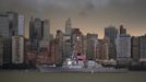 The USS Donald Cook makes its way up the Hudson River, past lower Manhattan, while arriving for the 25th annual Fleet Week celebration in New York May 23, 2012. REUTERS/Eduardo Munoz (UNITED STATES - Tags: MILITARY ANNIVERSARY MARITIME CITYSPACE) Published: Kvě. 23, 2012, 9:36 odp.