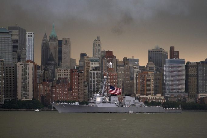 The USS Donald Cook makes its way up the Hudson River, past lower Manhattan, while arriving for the 25th annual Fleet Week celebration in New York May 23, 2012. REUTERS/Eduardo Munoz (UNITED STATES - Tags: MILITARY ANNIVERSARY MARITIME CITYSPACE) Published: Kvě. 23, 2012, 9:36 odp.