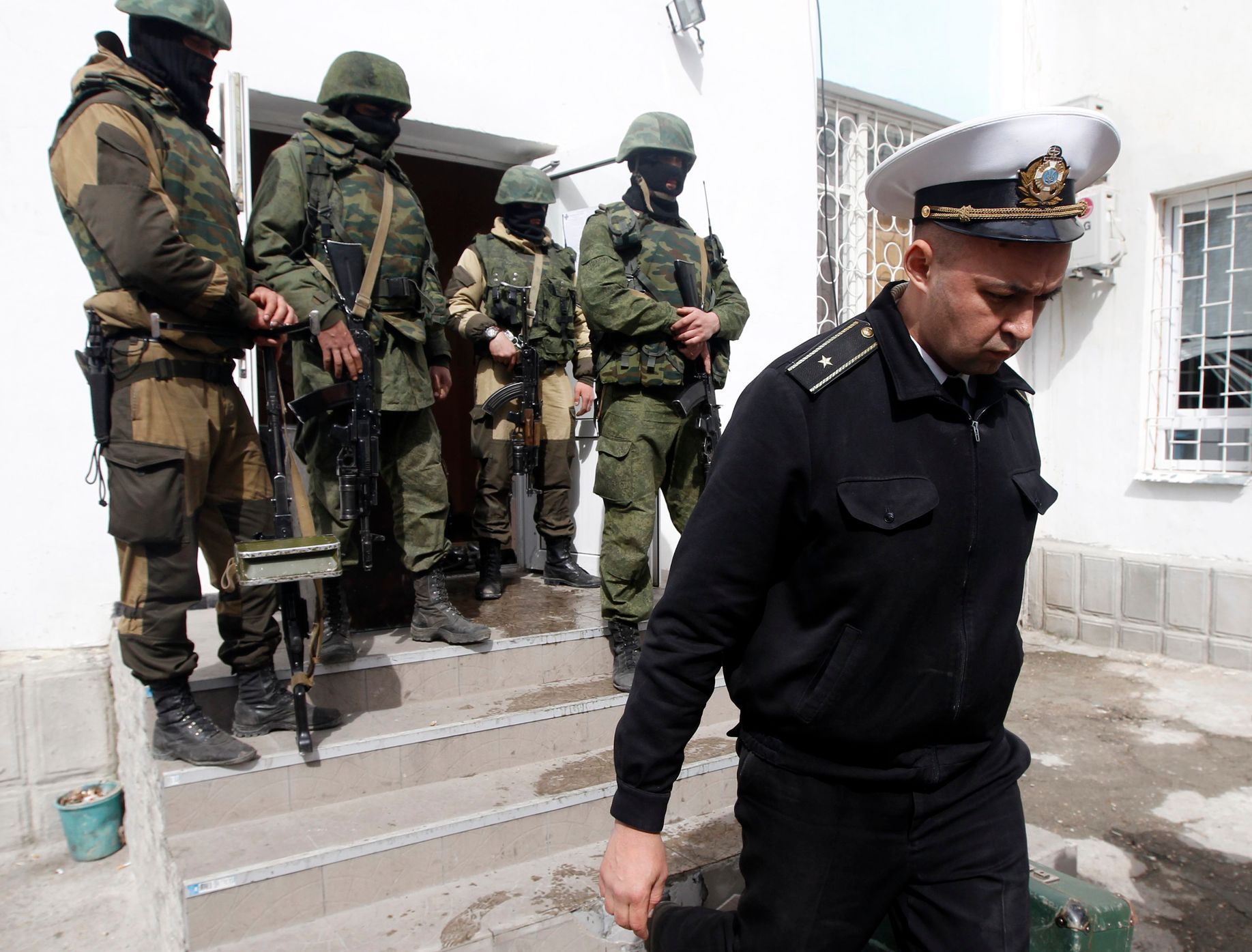 Ukrajinský námořní důstojník opouští obsazenou základnu v Sevastopolu