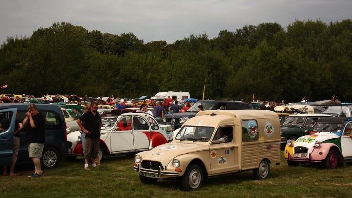 Koncert Tata Bojs a kachny, kam se podíváš. Na srazu Citroënů se vzpomene na Belmonda; Zdroj foto: 2CV Club Jesenice