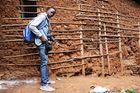 Keňský mladík fotí v největším slumu Afriky. Před objektivem mi umírali lidé, líčí