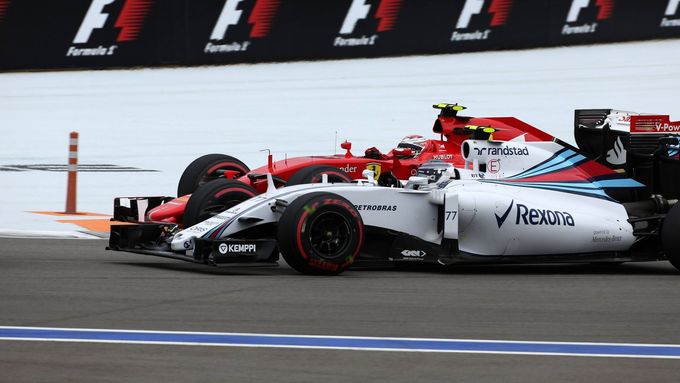 Podívejte se, jak Kimi Räikkönen ve Ferrari v posledním kole GP Ruska sestřelil v boji o třetí místo krajana Valtteriho Bottas za volantem Williamsu.