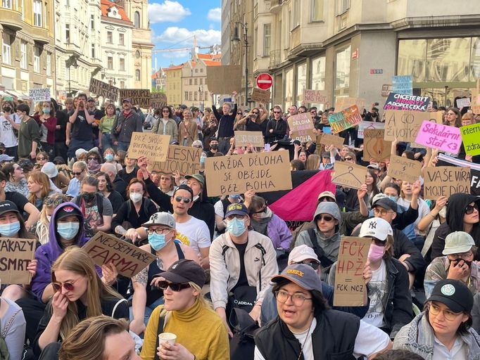 Odpůrci Hnutí pro život sedí na silnici v centru Prahy a brání pochodu tohoto hnutí v další cestě.