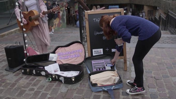 U londýnských pouličních umělců nyní můžete platit kartou. Reagují na to, že lidé s sebou nenosí hotovost