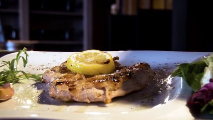 Grilovací sezóna je tu. Šéfkuchař ukázal, jak si připravit kuřecí prso