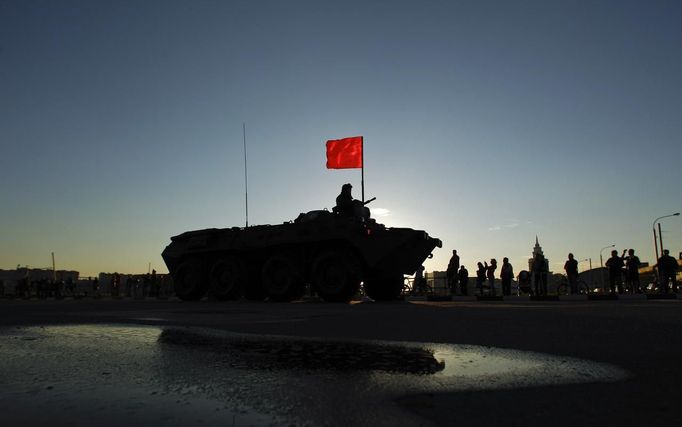 Servicemen operate a Russian armoured personnel carrier while driving to Red Square to take part in a rehearsal for the annual Victory Day parade in Moscow May 3, 2012. Russia will celebrate the 67th anniversary of victory over Nazi Germany on May 9. REUTERS/Maxim Shemetov (RUSSIA - Tags: MILITARY ANNIVERSARY CONFLICT TPX IMAGES OF THE DAY) Published: Kvě. 3, 2012, 6:36 odp.