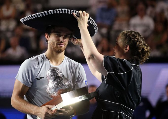 Tomáš Macháč slaví vítězství na turnaji v Acapulcu