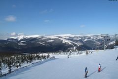 Nepříznivé počasí o víkendu odradilo lyžaře, provozovatelé areálů se chystají na ochlazení