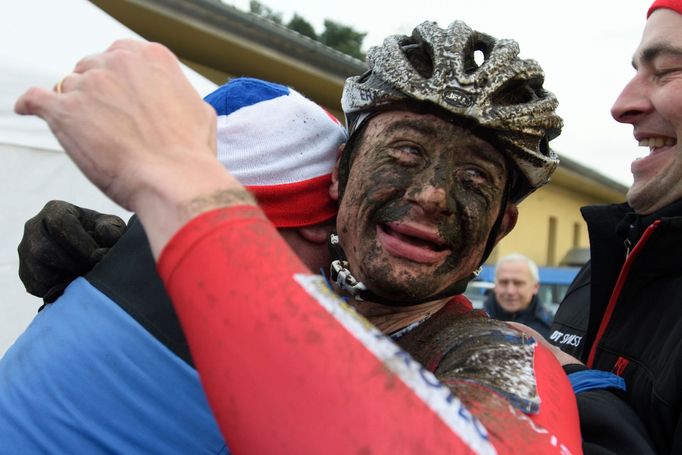 Radomír Šimůnek se raduje ze zisku cyklokrosového titulu mistra republiky 2016.