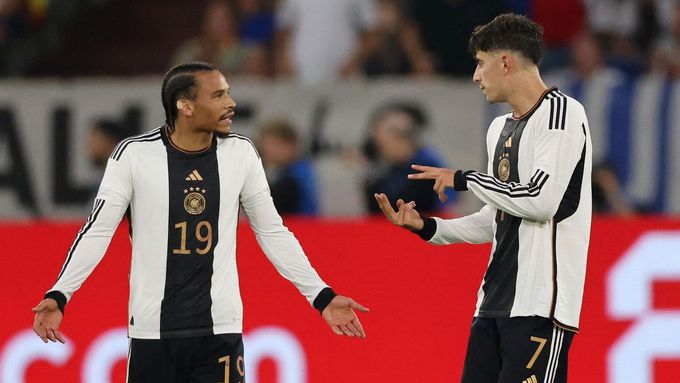 Leroy Sané a Kai Havertz diskutují v přátelském zápase Německa s Kolumbií.