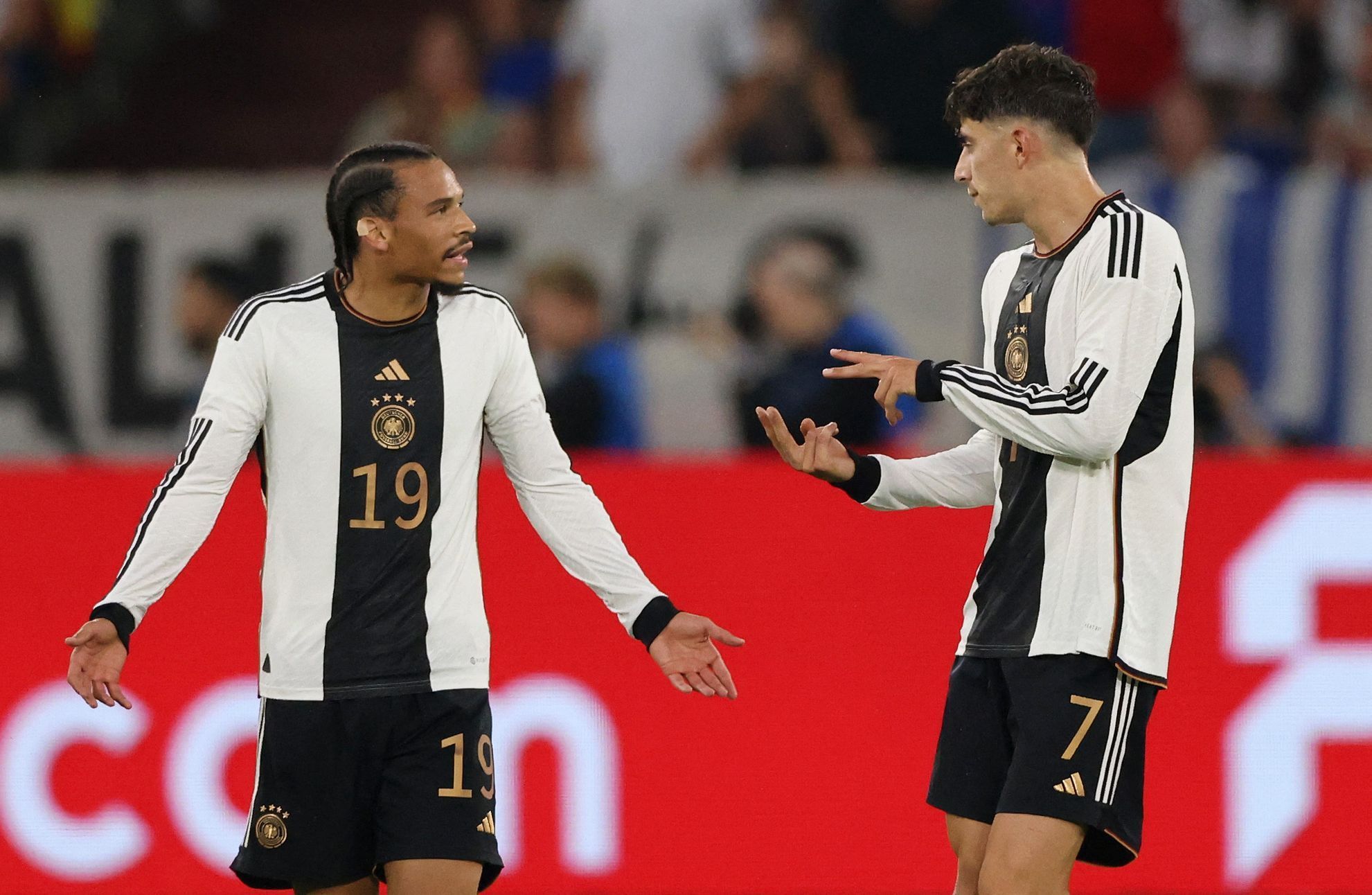 Leroy Sané a Kai Havertz diskutují v přátelském zápase Německa s Kolumbií
