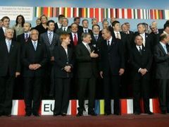 K pravidlům společných schůzek státníků EU patří i skupinové, tzv. "family" foto.
