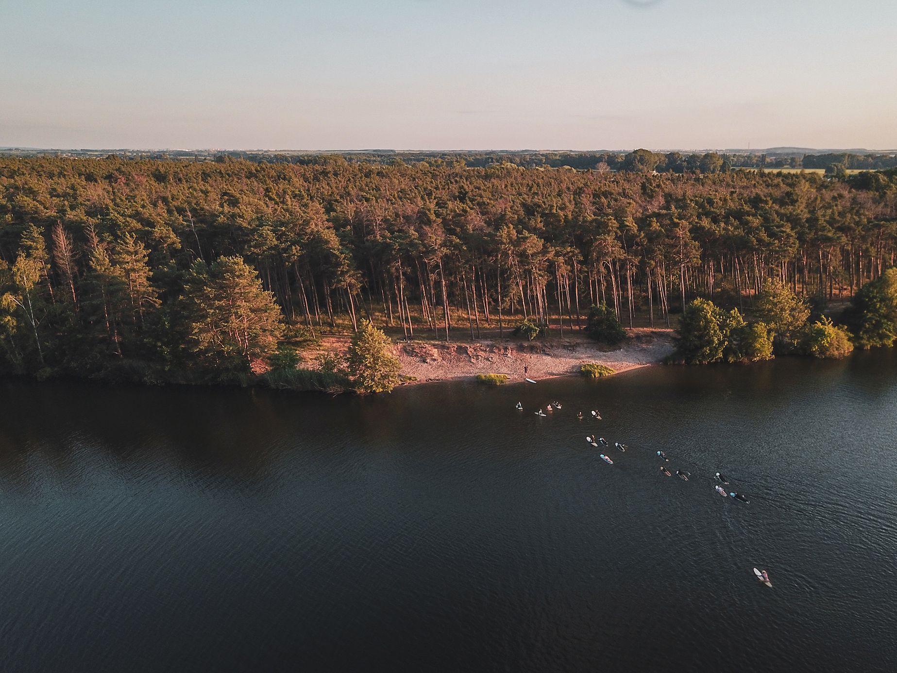 Surfaři místo na Bali trénují na českém rybníce